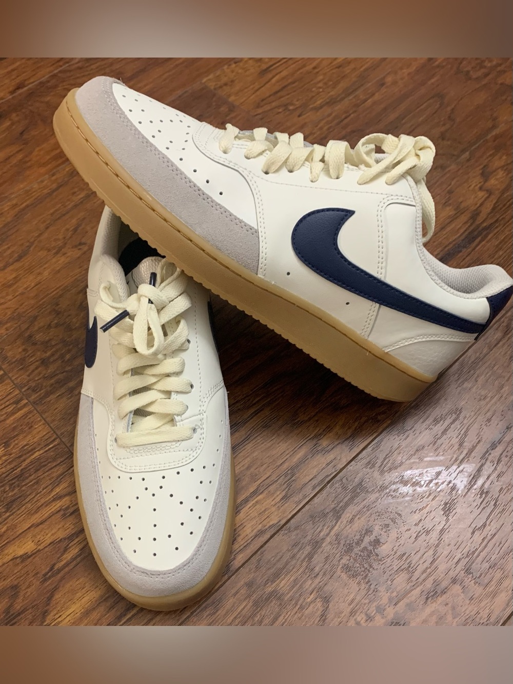Nike Men's Low-Top Sneakers in Cream, Navy & Gum